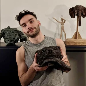 Emmanuel, sculpteur à l'atelier Henriette Céramique avec une de ses sculptures