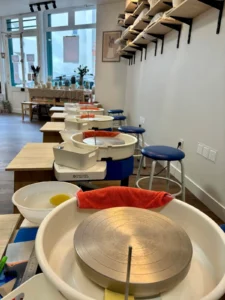 Atelier Henriette Céramique à Boulogne – espace tournage (tours de potier)