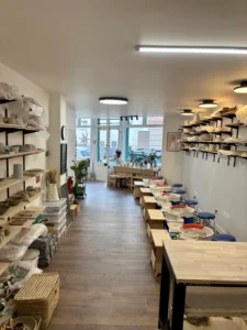 Atelier Henriette Céramique à Boulogne – espace tournage (tours de potier)